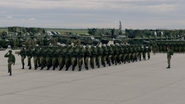 СТИГАО ПОЗИВ ЗА ВОЈСКУ, А ЕВО КО ЈЕ СВЕ НА ЛИСТИ: Грађани из ових места имају обавезу да се одазову, ово су распоред и термини војних вежби СТИГАО ПОЗИВ ЗА ВОЈСКУ, А ЕВО КО ЈЕ СВЕ НА ЛИСТИ: Грађани из ових места имају обавезу да се одазову, ово су распоред и термини војних вежби