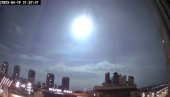 NEOBIČNA SVETLOST ZASIJALA IZNAD KIJEVA: Sumnja se na pad satelita, NASA negira (VIDEO) NEOBIČNA SVETLOST ZASIJALA IZNAD KIJEVA: Sumnja se na pad satelita, NASA negira (VIDEO)