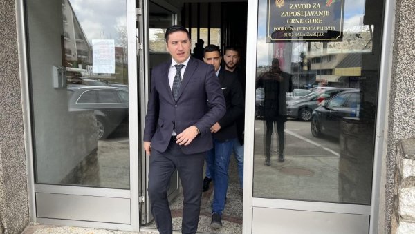 ДАЈКОВИЋ ПРОТЕРУЈЕ ТИТА: Најавио уклањање споменика Брозу из Подгорице ДАЈКОВИЋ ПРОТЕРУЈЕ ТИТА: Најавио уклањање споменика Брозу из Подгорице
