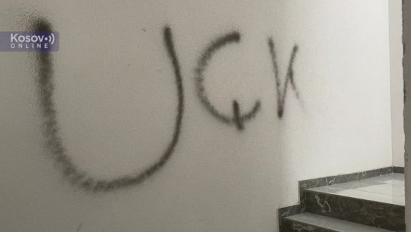 ПРЕТЕЋЕ ПОРУКЕ СРПСКОЈ ДЕЦИ: На школи Свети Сава у Клокоту исписани графити УЧК ПРЕТЕЋЕ ПОРУКЕ СРПСКОЈ ДЕЦИ: На школи Свети Сава у Клокоту исписани графити УЧК