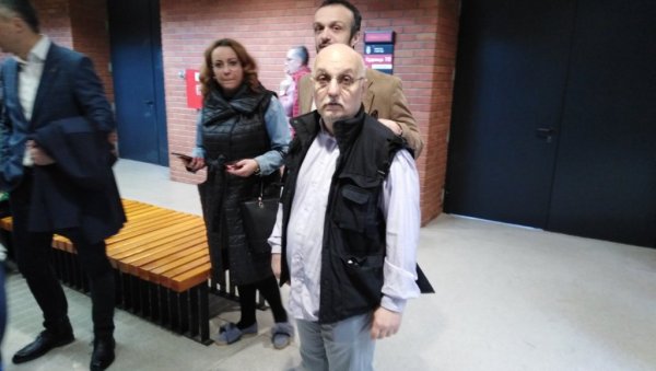 ЛИЦЕМЕРНО ЗАВАРАВА ТРАГ: Дејан Петар Златановић избегао протест „Еко страже” и напрасно дошао на „Литију за спас Србије” ЛИЦЕМЕРНО ЗАВАРАВА ТРАГ: Дејан Петар Златановић избегао протест „Еко страже” и напрасно дошао на „Литију за спас Србије”