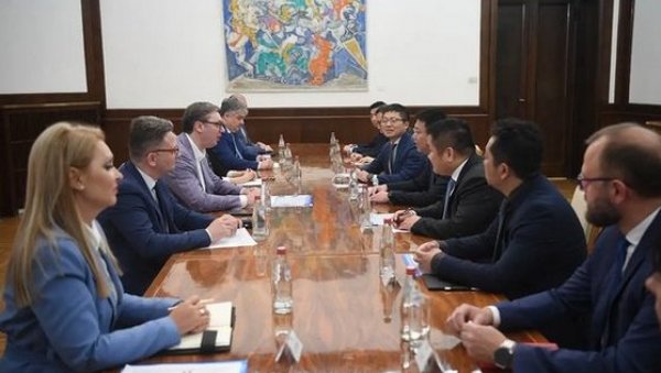 ВУЧИЋ СА ПРЕДСТАВНИЦИМА КОМПАНИЈЕ HUAWEI: Разговарали смо о наставку сарадње - за Србију је то од великог значаја ВУЧИЋ СА ПРЕДСТАВНИЦИМА КОМПАНИЈЕ HUAWEI: Разговарали смо о наставку сарадње - за Србију је то од великог значаја