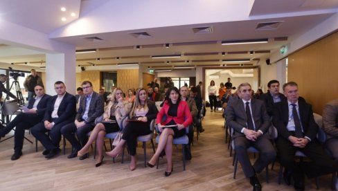 UVEZIVANJE PRIVREDNIKA CILJ DRUGOG BIZNIS FORUMA U ISTOČNOJ ILIDŽI Solarni paneli smanjuju trošak UVEZIVANJE PRIVREDNIKA CILJ DRUGOG BIZNIS FORUMA U ISTOČNOJ ILIDŽI Solarni paneli smanjuju trošak