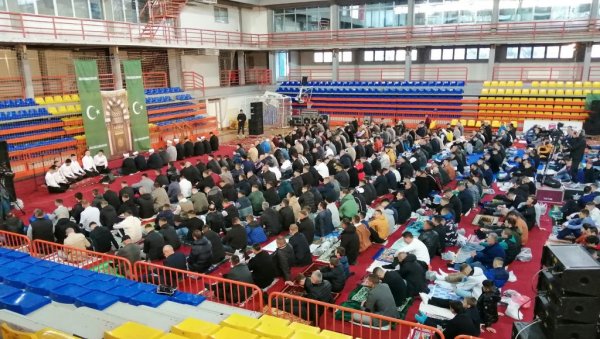 ВРЕМЕ КАДА МИСЛИМО НА ПОРОДИЦУ: У Црној Гори свечано обележен Бајрам (ФОТО) ВРЕМЕ КАДА МИСЛИМО НА ПОРОДИЦУ: У Црној Гори свечано обележен Бајрам (ФОТО)