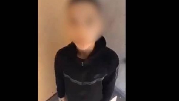 СТРАВИЧАН СНИМАК НАСИЉА НАД ДЕТЕТОМ: Мушкарац га крвнички туче и тера да се извини (УЗНЕМИРУЈУЋИ ВИДЕО) СТРАВИЧАН СНИМАК НАСИЉА НАД ДЕТЕТОМ: Мушкарац га крвнички туче и тера да се извини (УЗНЕМИРУЈУЋИ ВИДЕО)