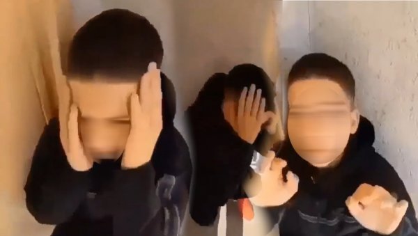ПОЛИЦИЈА ИСПИТУЈЕ КО ЈЕ ПРЕТУЧЕНИ ДЕЧАК: Узнемирирујућ снимак злостављања у Новом Саду кружи друштвеним мрежама (ВИДЕО) ПОЛИЦИЈА ИСПИТУЈЕ КО ЈЕ ПРЕТУЧЕНИ ДЕЧАК: Узнемирирујућ снимак злостављања у Новом Саду кружи друштвеним мрежама (ВИДЕО)