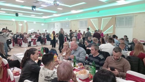 PRADEDA VODI KOLO U 89. GODINI: U Dragačevu ništa ne može da prođe bez trubača - Janin prvi rođendan slavi 300 ljudi (FOTO/VIDEO) PRADEDA VODI KOLO U 89. GODINI: U Dragačevu ništa ne može da prođe bez trubača - Janin prvi rođendan slavi 300 ljudi (FOTO/VIDEO)