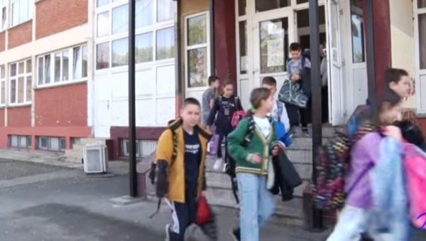 УПИС ПРВАКА У ПАРАЋИНУ: У клупама ће бити нешто мање од 400 ученика УПИС ПРВАКА У ПАРАЋИНУ: У клупама ће бити нешто мање од 400 ученика