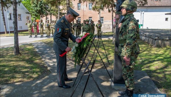 ДАН ВОЈСКЕ У ЗРЕЊАНИНУ: Војска Србије гарант очувања мира, безбедности и најбољи мирнодопски пратилац развоја земље (ФОТО) ДАН ВОЈСКЕ У ЗРЕЊАНИНУ: Војска Србије гарант очувања мира, безбедности и најбољи мирнодопски пратилац развоја земље (ФОТО)
