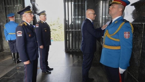 ВОЈСКА СРБИЈЕ УВЕК ЈЕ БИЛА ДЕО НАРОДА И СИМБОЛ НАШЕ ОТАЏБИНЕ Министар Вучевић положио венац на Споменик Незнаном јунаку (ФОТО)