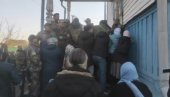 У ТОКУ ЈЕ ЗАУЗИМАЊЕ ЦРКВЕ УПЦ: Верници бране улаз, полиција не реагује (ВИДЕО) У ТОКУ ЈЕ ЗАУЗИМАЊЕ ЦРКВЕ УПЦ: Верници бране улаз, полиција не реагује (ВИДЕО)