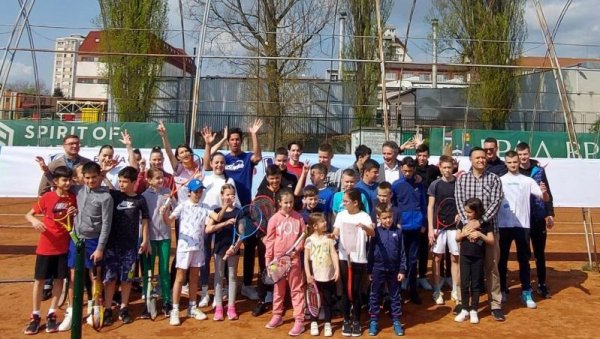 ИЛИЈА БОЗОЉАЦ УЗ НАЈМЛАЂЕ ТЕНИСЕРЕ: Отворен турнир Спортских игара у Врању ИЛИЈА БОЗОЉАЦ УЗ НАЈМЛАЂЕ ТЕНИСЕРЕ: Отворен турнир Спортских игара у Врању
