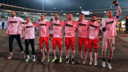 CRVENO-BELO SLAVLJE: Zvezdini fudbaler posle nove titule obukli majice sa posebnom porukom (FOTO) CRVENO-BELO SLAVLJE: Zvezdini fudbaler posle nove titule obukli majice sa posebnom porukom (FOTO)