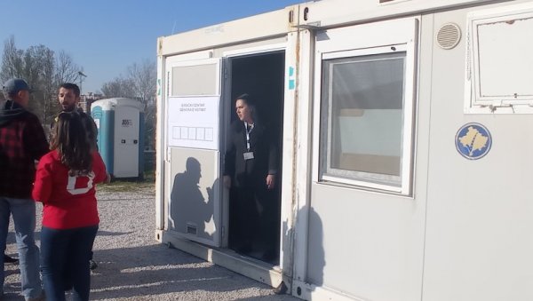 ИЗЛАЗНОСТ НА КУРТИЈЕВИМ ИЗБОРИМА: На бирачком месту у Северној Митровици до осам сати гласао један Албанац (ФОТО) ИЗЛАЗНОСТ НА КУРТИЈЕВИМ ИЗБОРИМА: На бирачком месту у Северној Митровици до осам сати гласао један Албанац (ФОТО)