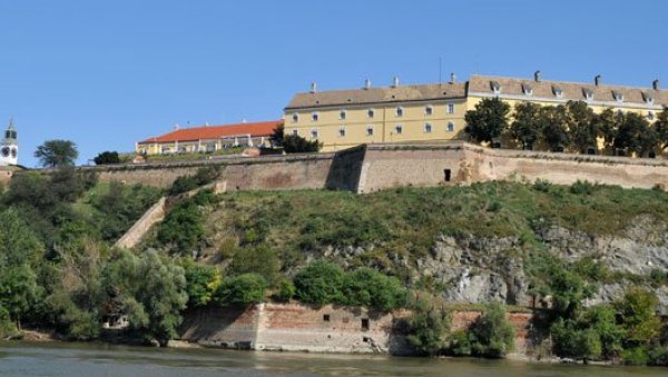ТРАГЕДИЈА У НОВОМ САДУ: Младићи пали са Петроварадинске тврђаве - један погинуо, други повређен ТРАГЕДИЈА У НОВОМ САДУ: Младићи пали са Петроварадинске тврђаве - један погинуо, други повређен