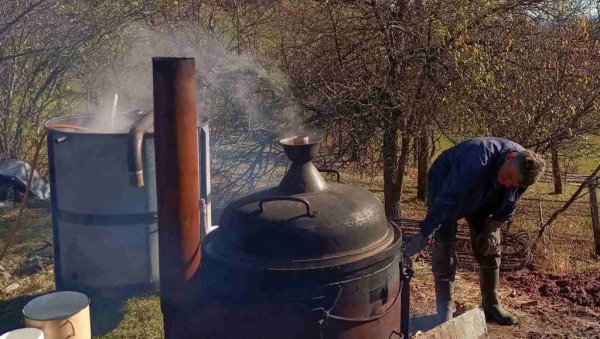 ТЕШКА КРАЂА: Лопови из викендице код Врања украли казане за ракију ТЕШКА КРАЂА: Лопови из викендице код Врања украли казане за ракију