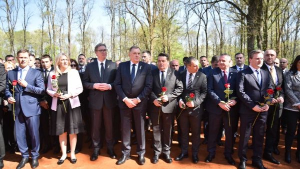 ВУЧИЋ У ДОЊОЈ ГРАДИНИ: Обележен Дан сећања на жртве злочине геноцида у Јасеновцу (ФОТО/ВИДЕО) ВУЧИЋ У ДОЊОЈ ГРАДИНИ: Обележен Дан сећања на жртве злочине геноцида у Јасеновцу (ФОТО/ВИДЕО)