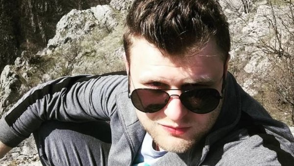 ОВО ЈЕ ЛАЗАР КОЈИ ЈЕ ПОГИНУО НАКОН ПАДА СА ЗИДИНА: Момачко вече у Новом Саду претворило се у трагедију ОВО ЈЕ ЛАЗАР КОЈИ ЈЕ ПОГИНУО НАКОН ПАДА СА ЗИДИНА: Момачко вече у Новом Саду претворило се у трагедију