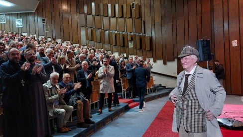 PREPUN AMFITEATAR I OVACIJE ZA MATIJU BEĆKOVIĆA U ISTOČNOM SARAJEVU: Publika uživala u poetici srpskog pesnika PREPUN AMFITEATAR I OVACIJE ZA MATIJU BEĆKOVIĆA U ISTOČNOM SARAJEVU: Publika uživala u poetici srpskog pesnika
