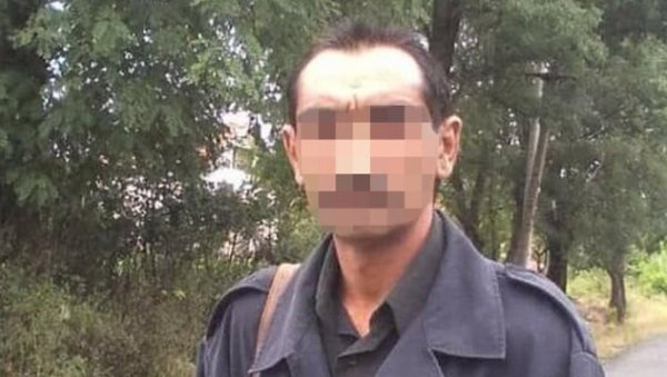 ОВО ЈЕ ОТАЦ КОЈИ ЈЕ ПРЕТУКАО ЋЕРКУ У СОПОТУ: Тинејџерку закључао и лупао јој шамаре, а жени претио језивим порукама (ФОТО) ОВО ЈЕ ОТАЦ КОЈИ ЈЕ ПРЕТУКАО ЋЕРКУ У СОПОТУ: Тинејџерку закључао и лупао јој шамаре, а жени претио језивим порукама (ФОТО)