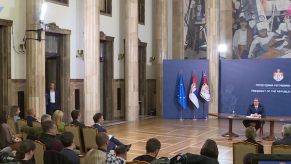 ОВАКО ИЗГЛЕДА МРАК ЗА ДЕМОКРАТИЈУ Вучић: Једном окупацији мора да дође крај, али смо ми ти који можемо да бирамо тренутак ОВАКО ИЗГЛЕДА МРАК ЗА ДЕМОКРАТИЈУ Вучић: Једном окупацији мора да дође крај, али смо ми ти који можемо да бирамо тренутак