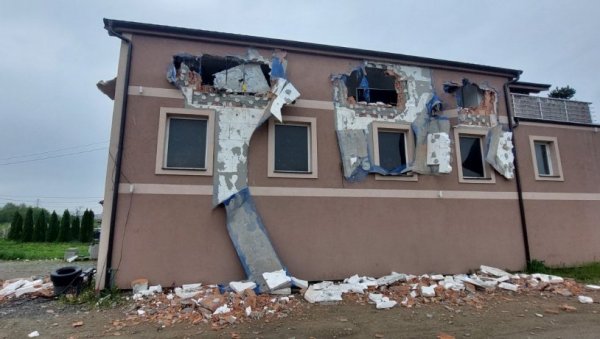 СРУШЕНА КУЋА У ЛЕШТАНИМА, УТВРЂУЈУ СЕ СВЕ ОКОЛНОСТИ: Огласило се Друго ОЈТ у Београду (ФОТО) СРУШЕНА КУЋА У ЛЕШТАНИМА, УТВРЂУЈУ СЕ СВЕ ОКОЛНОСТИ: Огласило се Друго ОЈТ у Београду (ФОТО)