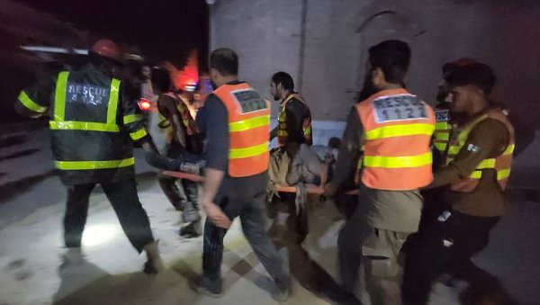 НА ДЕСЕТИНЕ МРТВИХ У БОМБАШКОМ НАПАДУ: Рањено 130 људи (ВИДЕО) НА ДЕСЕТИНЕ МРТВИХ У БОМБАШКОМ НАПАДУ: Рањено 130 људи (ВИДЕО)