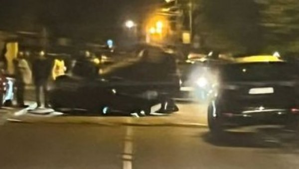 УЖАС НА ЧУКАРИЦИ: Аутомобил на крову, девојка заробљена у возилу (ВИДЕО) УЖАС НА ЧУКАРИЦИ: Аутомобил на крову, девојка заробљена у возилу (ВИДЕО)