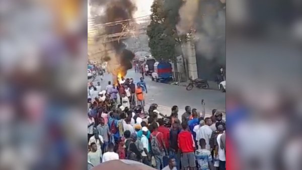 ПАЛА КРВ НА УЛИЦЕ ХАИТИЈА: Члановима банде спаљена тела након линчовања, убијен и вођа организације (ВИДЕО) ПАЛА КРВ НА УЛИЦЕ ХАИТИЈА: Члановима банде спаљена тела након линчовања, убијен и вођа организације (ВИДЕО)
