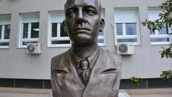 ОД ЛОГОРА ЗАРАЗОМ СПАСИО 300 РОМА: Он је прогласио лажну епидемију пегавог тифуса у Осаоници ОД ЛОГОРА ЗАРАЗОМ СПАСИО 300 РОМА: Он је прогласио лажну епидемију пегавог тифуса у Осаоници