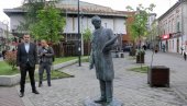 U ZNAK ZAHVALNOSTI U SMEDEREVU PODIGNUT SPOMENIK ALEKSANDRU DEROKU: Rotari klub Smederevo odužio se arhitekti