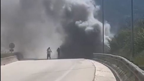 ZAPALIO SE AUTOBUS PUN MATURANATA IZ NIŠA Roditelji za Novosti: Deca su iskakala iz autobusa nasred auto-puta (VIDEO) ZAPALIO SE AUTOBUS PUN MATURANATA IZ NIŠA Roditelji za Novosti: Deca su iskakala iz autobusa nasred auto-puta (VIDEO)