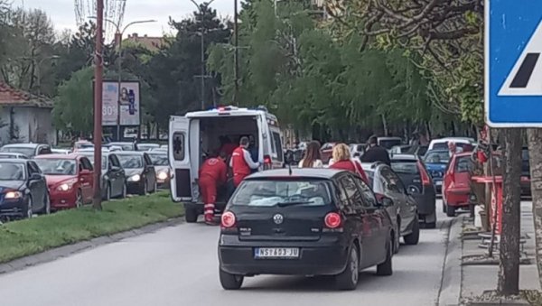 АУДИ ЈЕ БАЦИО НЕКОЛИКО МЕТАРА: Саобраћајна несрећа у центру Чачка, тешко повређена жена (ФОТО/ВИДЕО) АУДИ ЈЕ БАЦИО НЕКОЛИКО МЕТАРА: Саобраћајна несрећа у центру Чачка, тешко повређена жена (ФОТО/ВИДЕО)