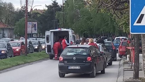 AUDI JE BACIO NEKOLIKO METARA: Saobraćajna nesreća u centru Čačka, teško povređena žena (FOTO/VIDEO) AUDI JE BACIO NEKOLIKO METARA: Saobraćajna nesreća u centru Čačka, teško povređena žena (FOTO/VIDEO)