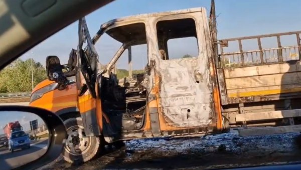 ИЗГОРЕО КАМИОН НА ТЕМЕРИНСКОМ ПУТУ: Увиђај у току, створиле се велике саобраћајне гужве (ВИДЕО) ИЗГОРЕО КАМИОН НА ТЕМЕРИНСКОМ ПУТУ: Увиђај у току, створиле се велике саобраћајне гужве (ВИДЕО)