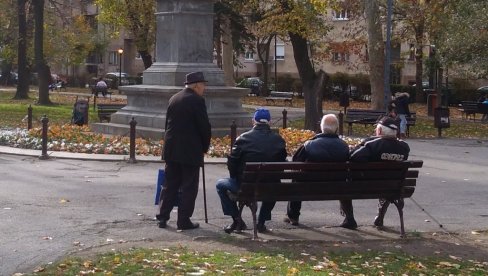 SUTRA PENZIJE NA TEKUĆI RAČUN: U ponedeljak poštari donose na kućnu adresu, a dostupne i na šalterima pošta