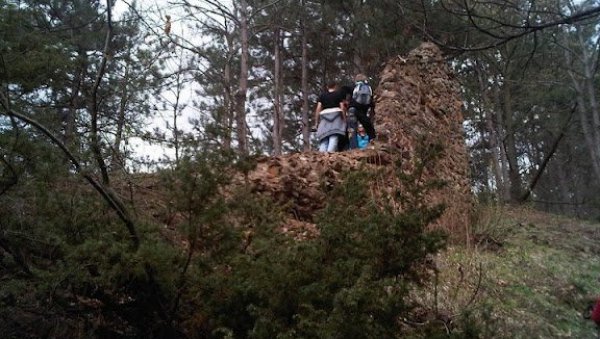МИСТЕРИОЗНА ТВРЂАВА НА МЕТИ ТРАГАЧА ЗА БЛАГОМ: Да ли ће пљачкама археолошког блага доћи крај? (ФОТО) МИСТЕРИОЗНА ТВРЂАВА НА МЕТИ ТРАГАЧА ЗА БЛАГОМ: Да ли ће пљачкама археолошког блага доћи крај? (ФОТО)