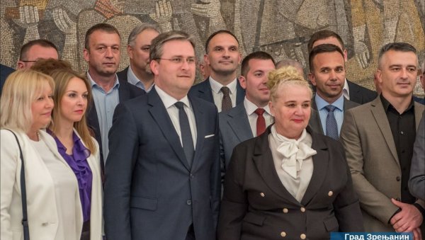 ЗРЕЊАНИНУ СКОРО 17 МИЛИОНА ЗА СОЦИЈАЛНУ ЗАШТИТУ: Министарство за рад одобрило средства (ФОТО) ЗРЕЊАНИНУ СКОРО 17 МИЛИОНА ЗА СОЦИЈАЛНУ ЗАШТИТУ: Министарство за рад одобрило средства (ФОТО)