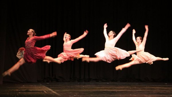 ПЛЕСАЛИ ЗА БОЛЕСНОГ ЛУКУ: Балетска група BALLET MAGNIFICAT из Мисисипија наступила у Смедереву (ФОТО) ПЛЕСАЛИ ЗА БОЛЕСНОГ ЛУКУ: Балетска група BALLET MAGNIFICAT из Мисисипија наступила у Смедереву (ФОТО)