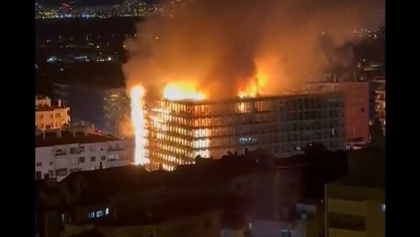 ВЕЛИКИ ПОЖАР У ТУРСКОЈ: Гори луксузни комплекс, на лицу места бројни ватрогасци и медицинске екипе (ВИДЕО) ВЕЛИКИ ПОЖАР У ТУРСКОЈ: Гори луксузни комплекс, на лицу места бројни ватрогасци и медицинске екипе (ВИДЕО)
