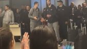 ŠAMPIONSKI DOČEK U CIK ZORE: Navijači sačekali igrače Partizana na aerodromu (VIDEO) ŠAMPIONSKI DOČEK U CIK ZORE: Navijači sačekali igrače Partizana na aerodromu (VIDEO)