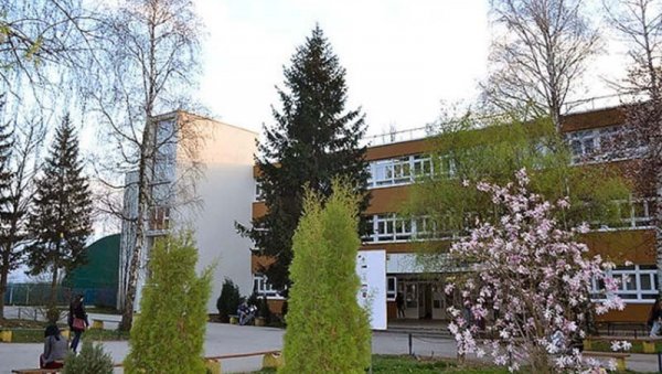 У ПЛАНУ УПИС 672 УЧЕНИКА На подручју Источног Сарајева повећан број средњошколаца У ПЛАНУ УПИС 672 УЧЕНИКА На подручју Источног Сарајева повећан број средњошколаца