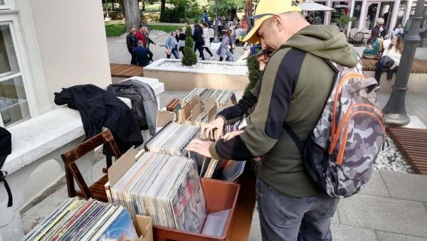 МАГИЈА КОЛЕКЦИОНАРСТВА: Берза половних грамофонских плоча у Врњачкој Бањи МАГИЈА КОЛЕКЦИОНАРСТВА: Берза половних грамофонских плоча у Врњачкој Бањи