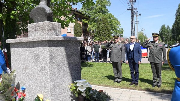 СВИ СМО СВЕДОЦИ ДА ТИБОР ЦЕРНА НИЈЕ ДОЖИВЕО ТРАЈНУ СМРТ Министар Вучевић положио венац на споменик палом борцу са Кошара (ФОТО) СВИ СМО СВЕДОЦИ ДА ТИБОР ЦЕРНА НИЈЕ ДОЖИВЕО ТРАЈНУ СМРТ Министар Вучевић положио венац на споменик палом борцу са Кошара (ФОТО)