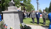СВИ СМО СВЕДОЦИ ДА ТИБОР ЦЕРНА НИЈЕ ДОЖИВЕО ТРАЈНУ СМРТ Министар Вучевић положио венац на споменик палом борцу са Кошара (ФОТО)