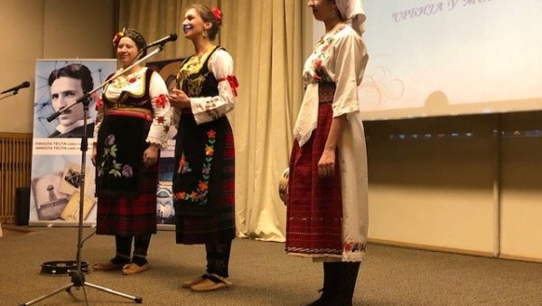ВИОЛЕТА КАЛИЊИНА, НАЈМЛАЂА ПОБЕДНИЦА ТАКМИЧЕЊА СРБИЈА У МОМ СРЦУ, ОДРЖАНОГ У МОСКВИ: Срцем казује српске песме ВИОЛЕТА КАЛИЊИНА, НАЈМЛАЂА ПОБЕДНИЦА ТАКМИЧЕЊА СРБИЈА У МОМ СРЦУ, ОДРЖАНОГ У МОСКВИ: Срцем казује српске песме