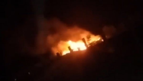 ГОРИ ДЕПОНИЈА У БАЧКОЈ ПАЛАНЦИ: Ватрогасци и мештани покушавају угасити ватрену стихију (ВИДЕО) ГОРИ ДЕПОНИЈА У БАЧКОЈ ПАЛАНЦИ: Ватрогасци и мештани покушавају угасити ватрену стихију (ВИДЕО)