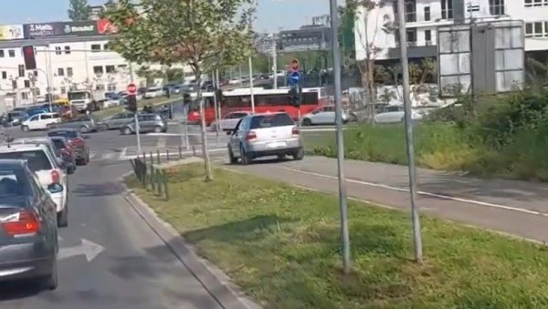 ЗАШТО БИ ОН САЧЕКАО, КАД МОЖЕ И ОВАКО... Снимак бахате вожње разбеснео Београђане (ВИДЕО) ЗАШТО БИ ОН САЧЕКАО, КАД МОЖЕ И ОВАКО... Снимак бахате вожње разбеснео Београђане (ВИДЕО)