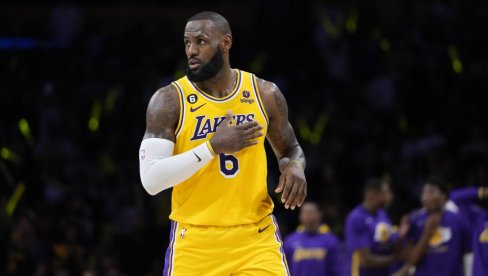 KRALJ POKAZAO DA NIJE ZA STARO GVOŽĐE: Lebron i Lejkersi izbacili Finiks sa NBA Kupa i prošli u polufinale, prošao i Milvoki