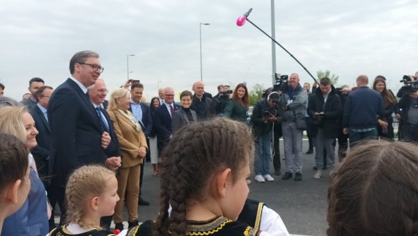 ДО ОКТОБРА ЈОШ ДЕСЕТ КИЛОМЕТАРА Вучић: Данашње отварање је за чарапане велика ствар коју су сањали 50 година ДО ОКТОБРА ЈОШ ДЕСЕТ КИЛОМЕТАРА Вучић: Данашње отварање је за чарапане велика ствар коју су сањали 50 година